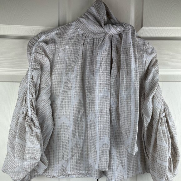 dRa Los Angeles Arrow Print Blouse in Beige Tie Neckline XS NEW - Picture 3 of 9